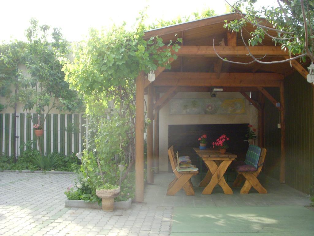 Garden Szivarvany Utcai Vendeghaz Szeged Luaran gambar