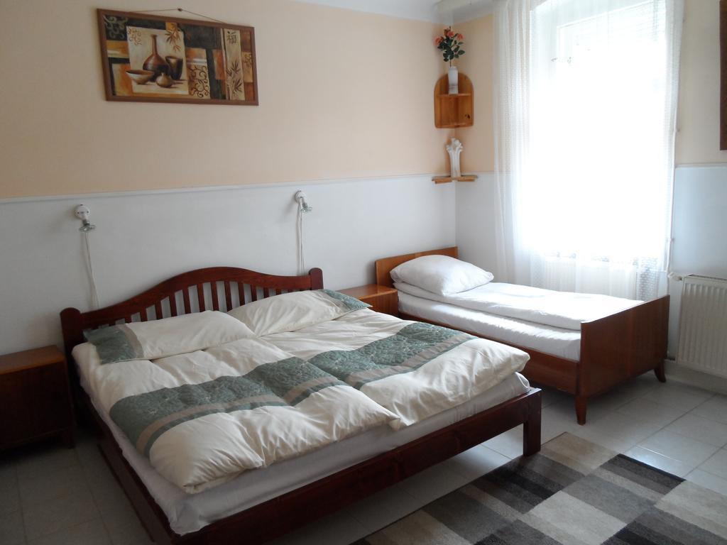 Garden Szivarvany Utcai Vendeghaz Szeged Bilik gambar